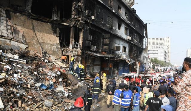 Pakistan’da AVM yangınında acı tablo: Can kaybı 60’a çıktı