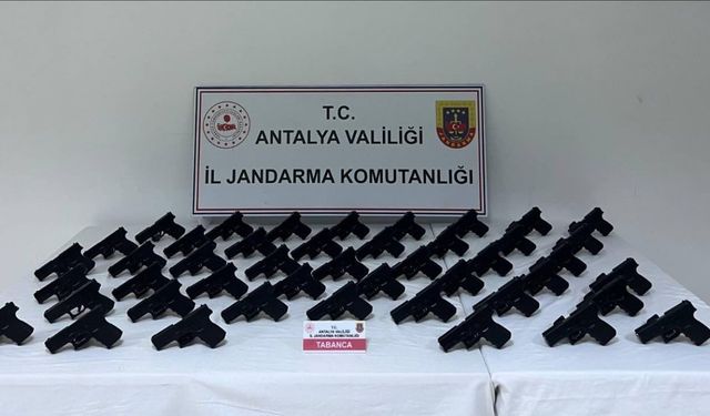 Antalya’da durdurulan araçtan 45 ruhsatsız tabanca çıktı