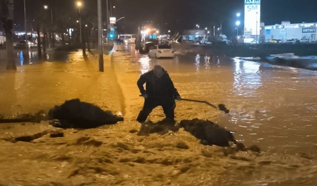 Aydın’da sağanak ve dolu hayatı felç etti: Minibüs sulara gömüldü, 20 yolcu kurtarıldı