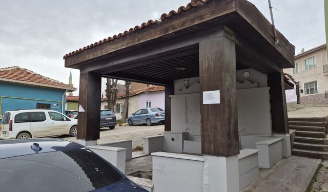 Tarihi çeşme çöplüğe döndü: Muhtar mahalleliyi yazıyla uyardı