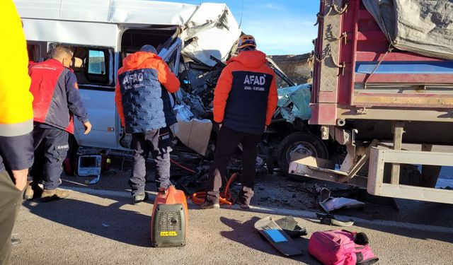 Servis tıra çarptı: 1 ölü, 7 yaralı