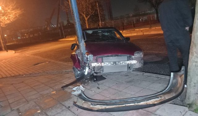 Kaldırıma daldı, direğe çarptı: Sürücü kayıplara karıştı