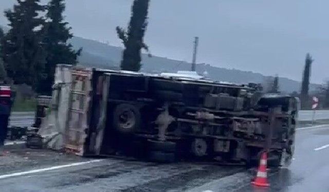 Buldan’da portakal yüklü kamyon refüje devrildi