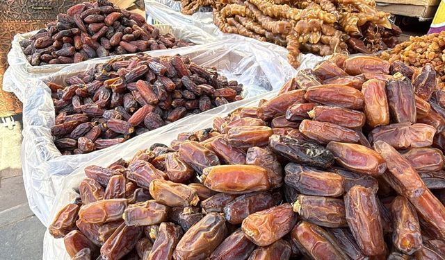Diyarbakırlılar ramazan ayında hurma tezgahlarına akın etti