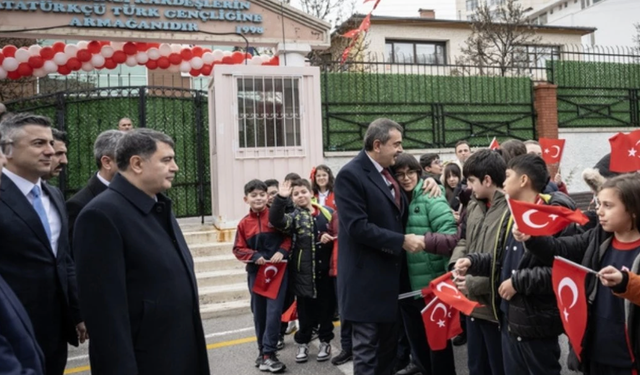 Bakan Tekin ve Vali Şahin Ankara’da bir okulu ziyaret etti