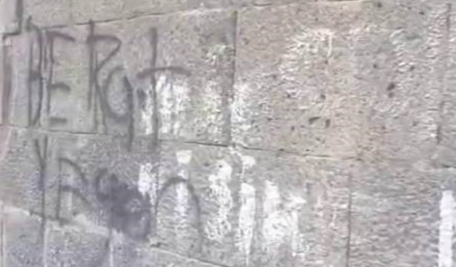 Diyarbakır surları tehlikede: Tarihi duvarlar yazılarla bozuldu