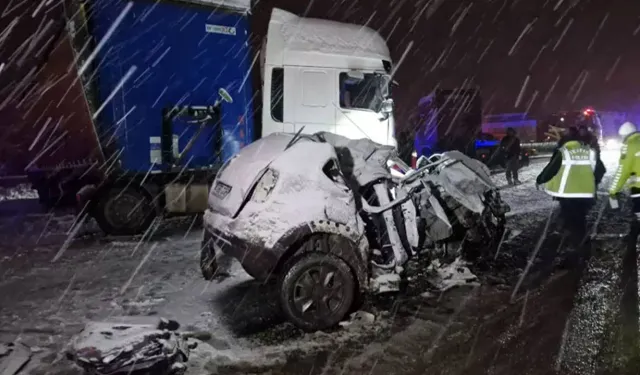 Erzurum’da feci kaza: Cip tırla çarpıştı, 4 ölü