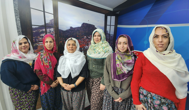 Muğlalı kadın gazeteciler Zeynep Güneş Akgün'e destek için yöresel kıyafetlerle mesai yaptı