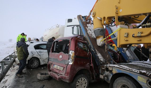 Erzurum'da zincirleme kaza: Yol ulaşıma kapandı