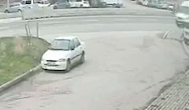 Afyonkarahisar'da kaza anı kamerada: Ters yöne giren okul servisi motosikletli gence çarptı