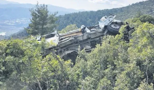 Mersin'de işçileri taşıyan minibüs uçuruma yuvarlandı: 3 ölü, 14 yaralı