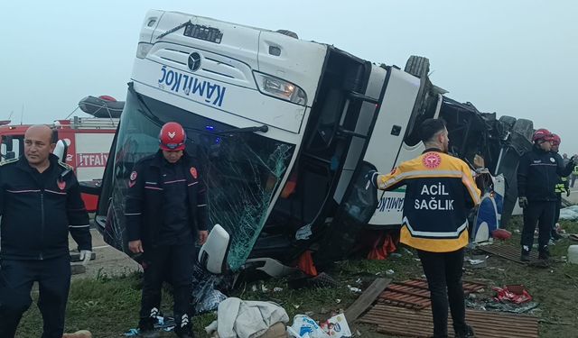 Adana'da yolcu otobüsü devrildi: 2 ölü, 19 yaralı