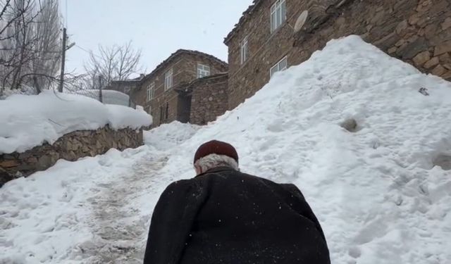 Van'da kar hayatı felç edince metrelerce tünel kazıldı