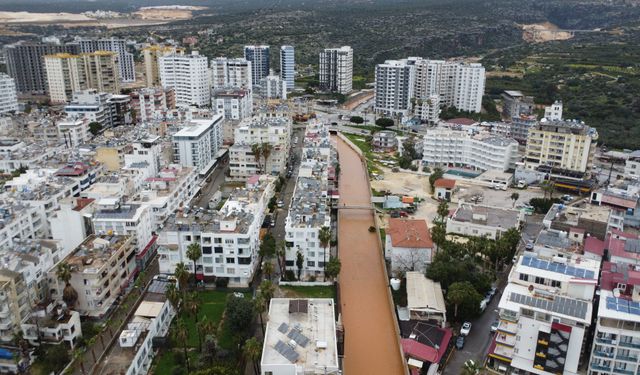 Mersin'de sağanak yağışlar hayatı felç etti