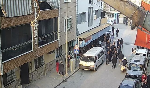 Motosikletliye çarpmamak için direksiyon kıran otomobil bakkala girdi!