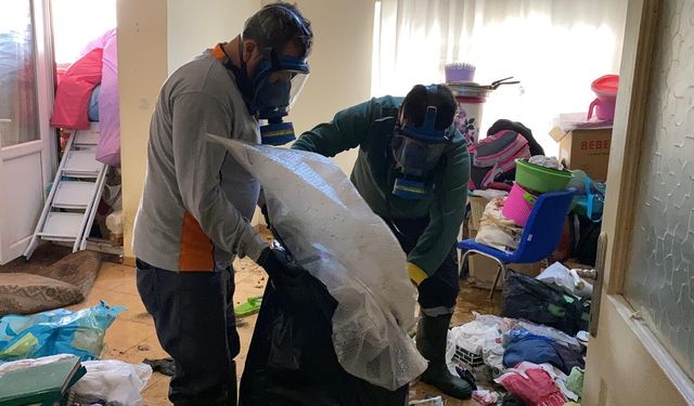 Mersin'de korkutan manzara: Evden 7 kamyonet çöp çıktı