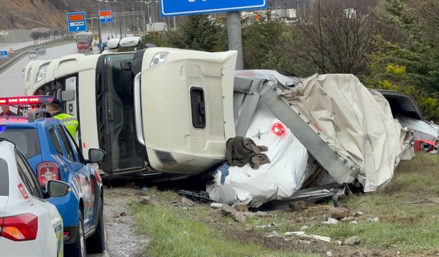 Samsun'da yük taşıyan TIR devrildi