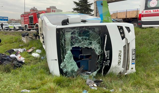 Samsun'da öğrenci servisi devrildi: 11 yaralı