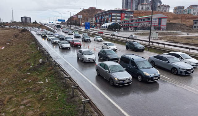Tatilciler, bayramın ikinci gününde dönüş yolunda! Kilit kavşakta yoğunluk