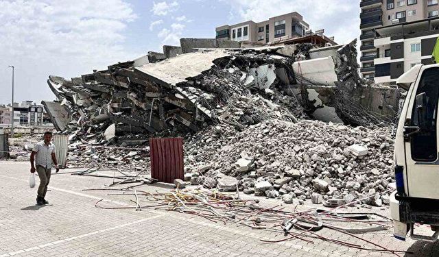 İş makinesinin son darbesiyle 7 katlı bina yerle bir oldu