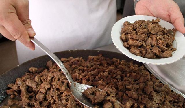 Aşevinde dağıtılan yemekte şoke eden detay: Kavurmanın içinden çip çıktı!