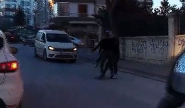 Trafikte olaylı dakikalar: Yumruklar havada uçuştu!