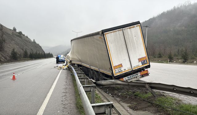 Samsun’da freni boşalan tır refüje çıktı
