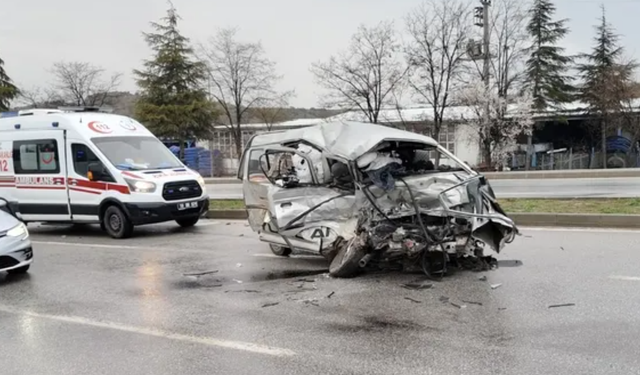 Sungurlu'da feci kaza: Otobüsle çarpışan kamyonetin sürücüsü yaşamını yitirdi