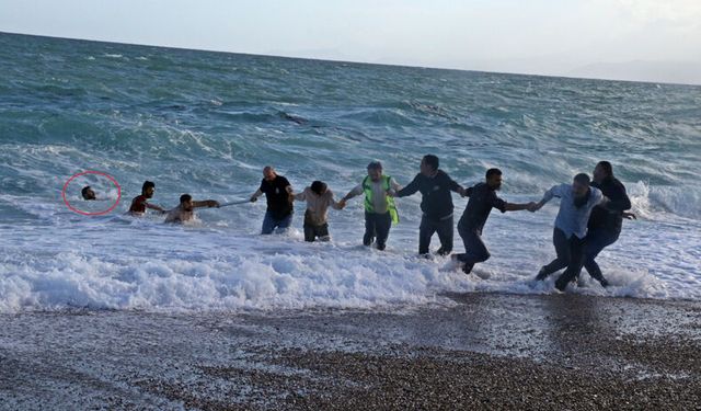 Konyaaltı sahilinde can pazarı! İnsan zinciri yaparak kurtardılar