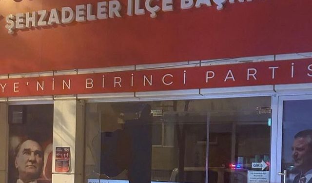 Şehzadeler CHP İlçe Başkanlığı binasına taşlı saldırı
