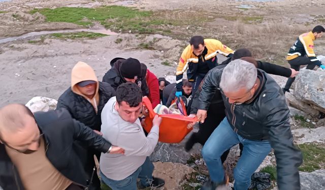 Alkollü şahsı dondurucu soğukta Van Gölü'nden polis kurtardı