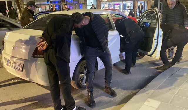 Sokak ortasında alacak verecek kavgası: Kurşunlar havada uçuştu
