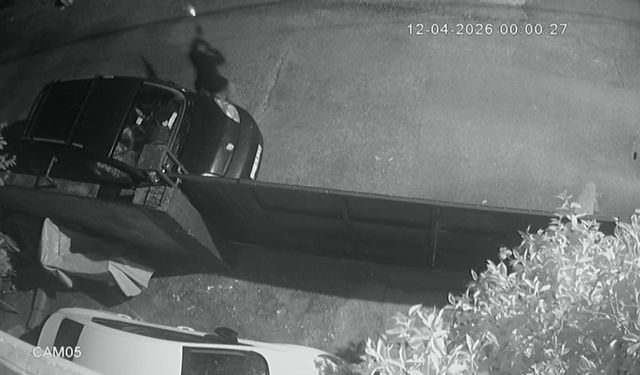 Adana'da kasklı saldırgan dehşeti: Eve tüfekle kurşun yağdırdı!