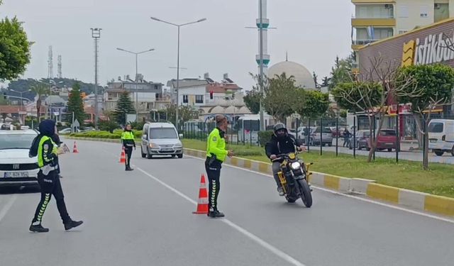 Antalya'da motosiklet sürücüsünün polise hareketi pes dedirtti