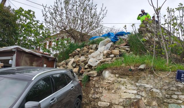 İzmir'de otomobil tezgaha devrildi