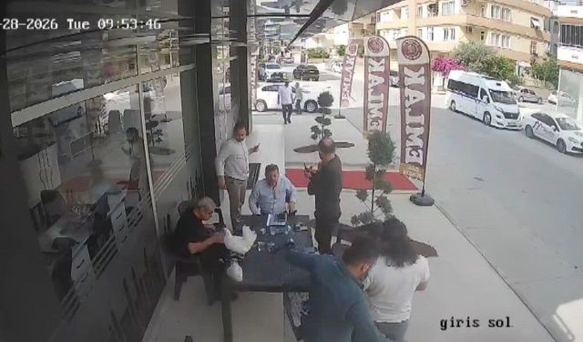 Gülümseten olay: Sohbet masasına tavuk düştü!