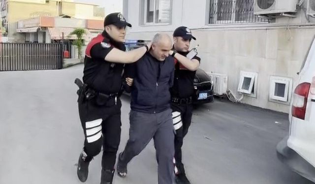 Adana'da sokak köpeğini sopayla döven cani gözaltına alındı