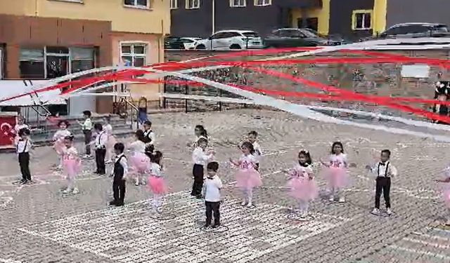 Kayseri'de rüzgar savurdu, facia kıl payı atlatıldı: Tabela öğretmenin başına düştü!