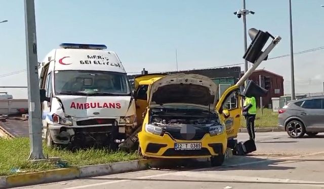 Edirne'de taksi ve hastalı ambulans çarpıştı