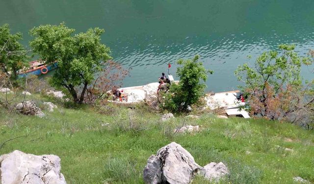 Diyarbakır'da unuttuğu eşyasını almak için Fırat Nehri'ne açılan vatandaş kayboldu