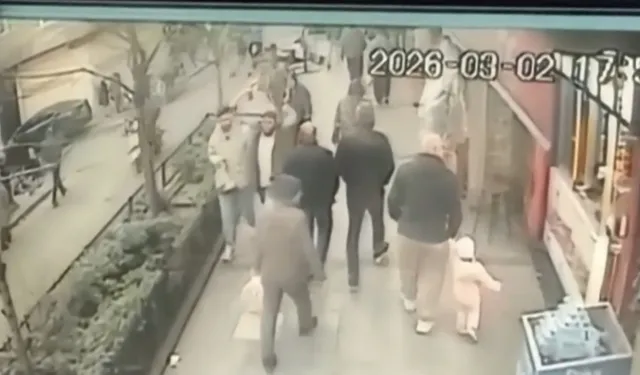 Kağıthane'de ehliyetsiz sürücü yayaya çarptı, kız arkadaşını bırakıp kaçtı! Kaza anı kamerada