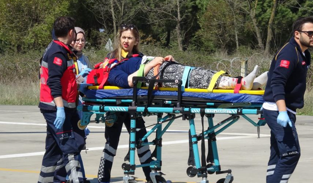 5 metre yükseklikten düşen kadın ambulans helikopterle hastaneye kaldırıldı