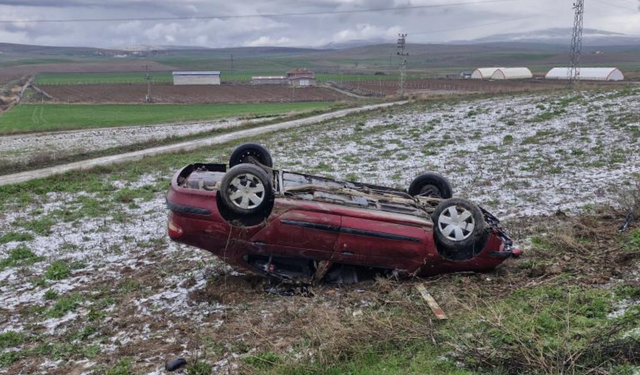 Çorum’da buzlanma kazaya yol açtı: Otomobil şarampole yuvarlandı, 3 yaralı