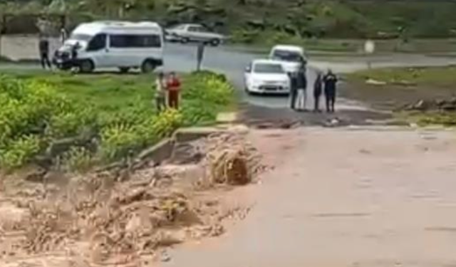 Siverek’te sağanak yağış sele yol açtı, öğrenciler mahsur kaldı