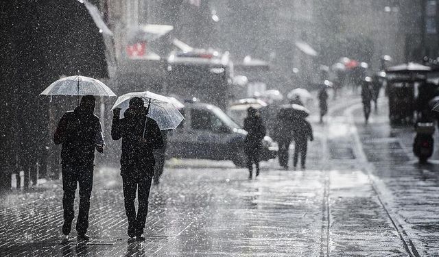 Üsküdar’da sabaha karşı sağanak sürprizi! Sahil şeridinde su birikintileri oluştu