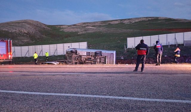 Taraftarları taşıyan midibüs kaza yaptı