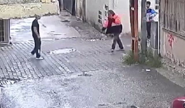 Adana'da çocuklar tartıştıkları evsiz adamı darbetti!
