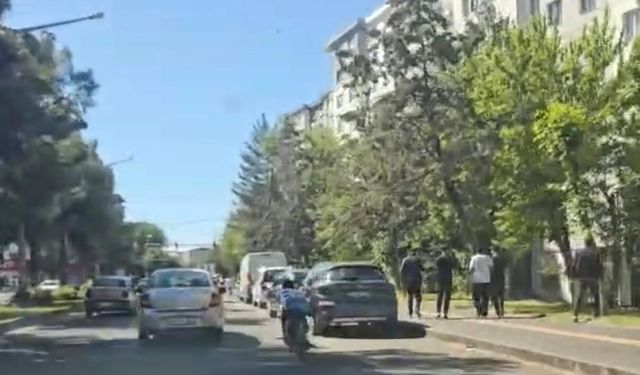 Trafikte akılalmaz görüntü: Uzanarak motosiklet kullandı!