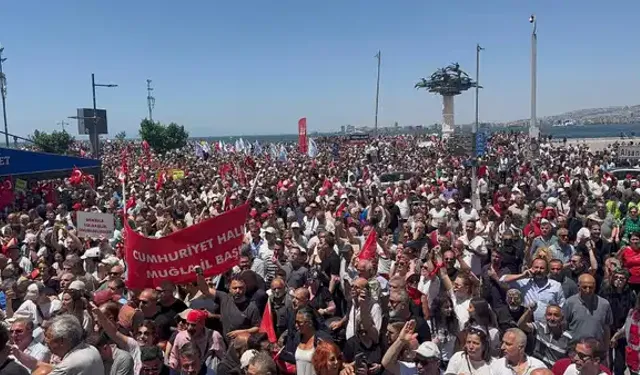Özgür Özel'in İzmir mitingine yoğun katılım! Binler Gündoğdu Meydanı'na akın etti...