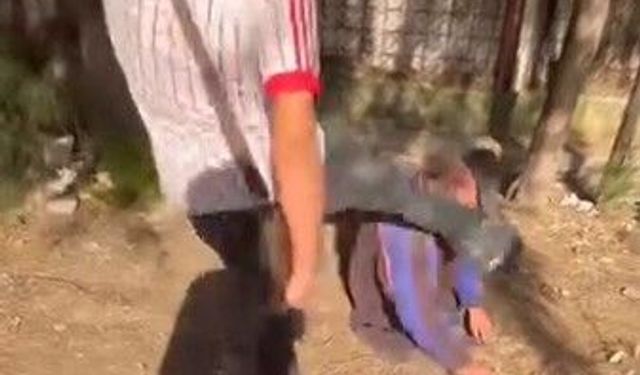 Sokakta uyuyan yaşlı adamın yüzüne tekme atıp sosyal medyada paylaştılar!